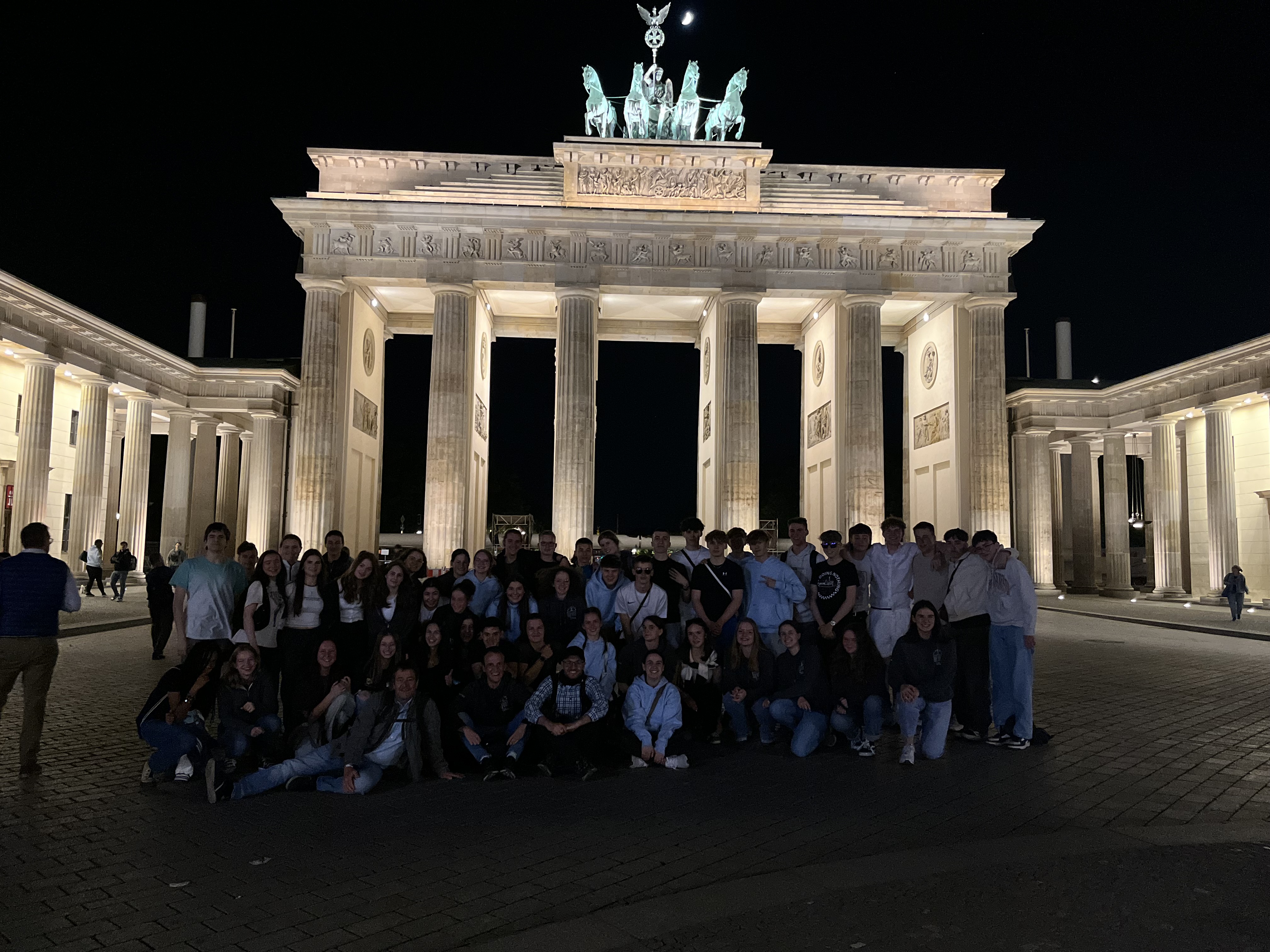 
    
            
                    Nachts vor dem Brandenburger Tor
                
        
