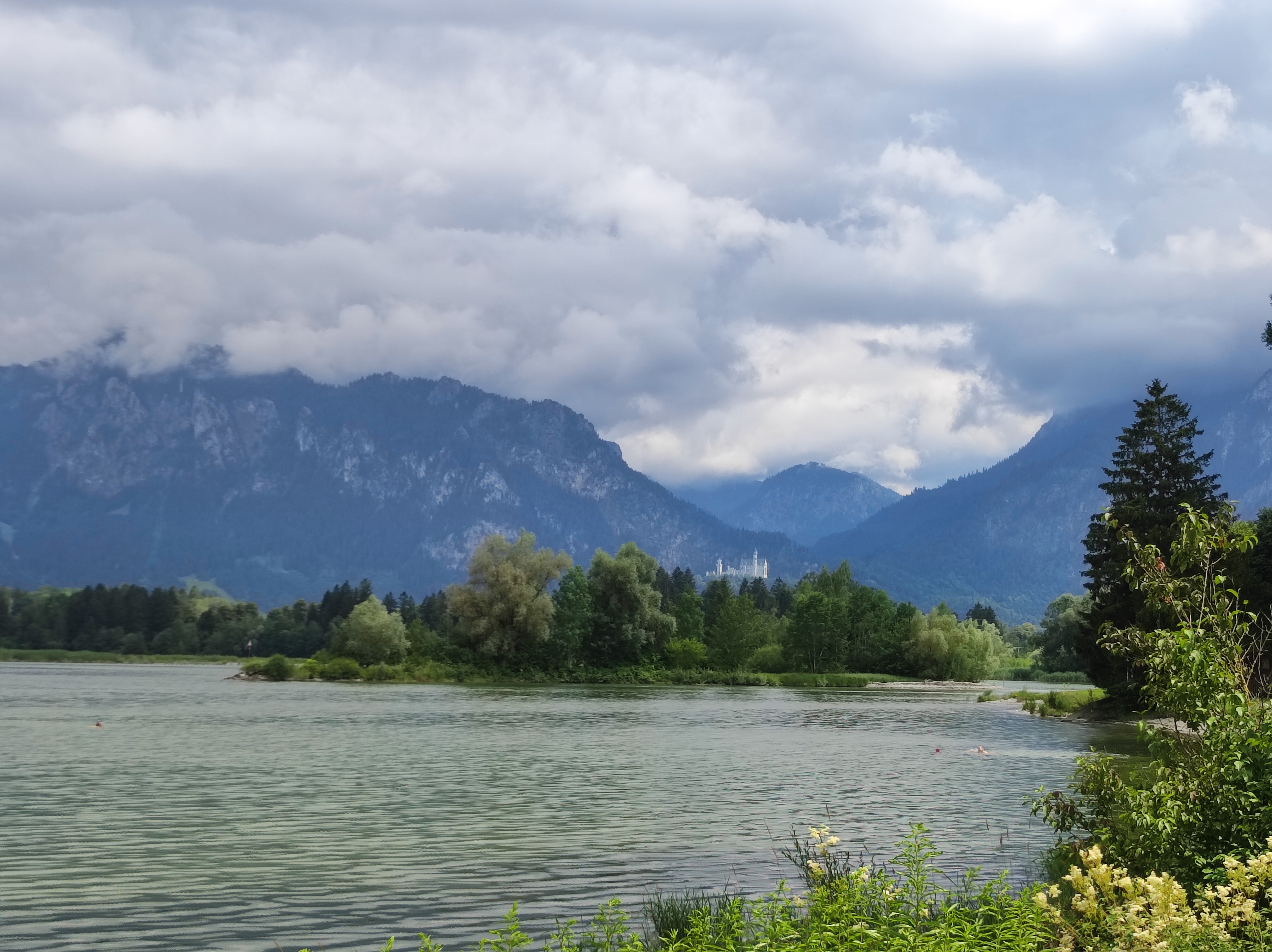 
    
            
                    Forggensee und Neuschwanstein im Hintergrund
                
        
